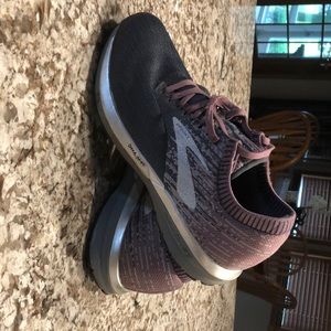 Women Brooks tennis shoes